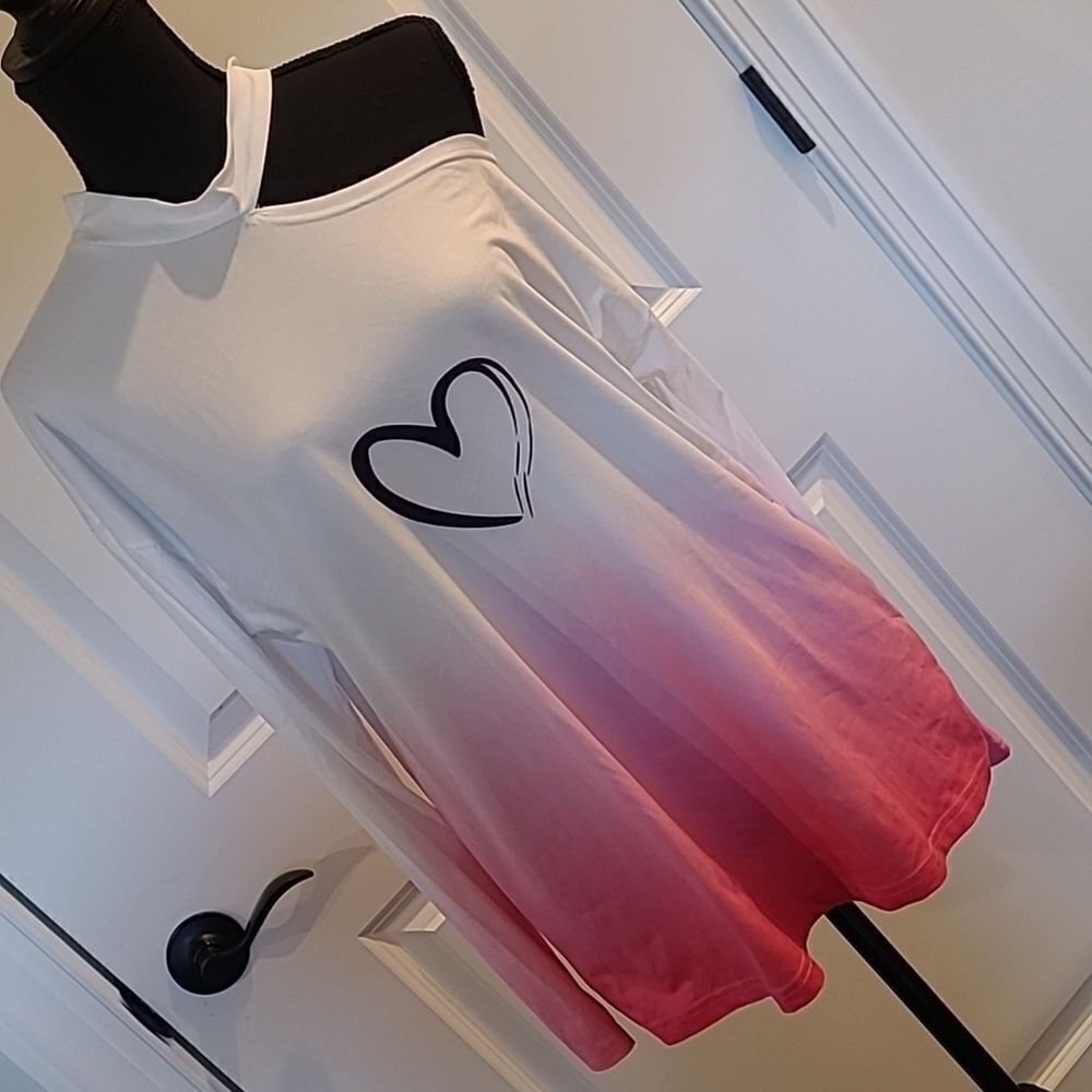 CBR sz M exposed shoulder top, ombre pink affect, black heart on front